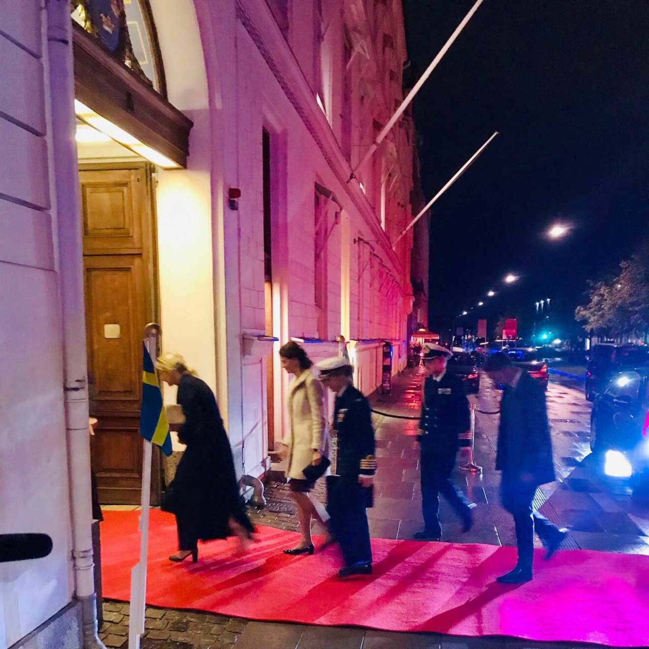 Hovet anländer till middagen på svenska ambassadens residens.