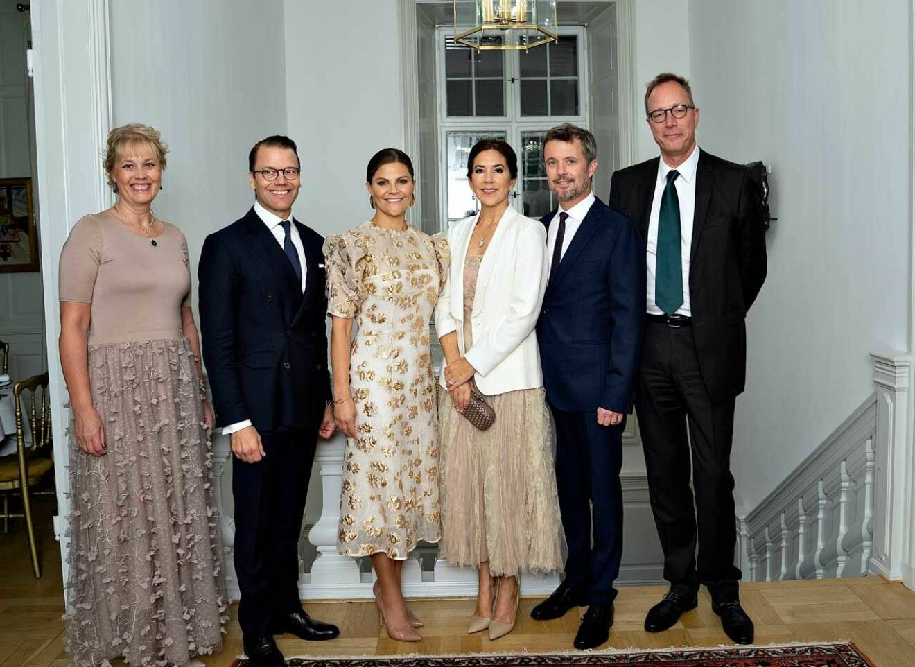 Ambassadörsparet Fredrik och Marianne Jörgensen med kronprinsessan Victoria och prins Daniel och kronprins Frederik och kronprinsessan Mary vid middagen i Köpenhamn.