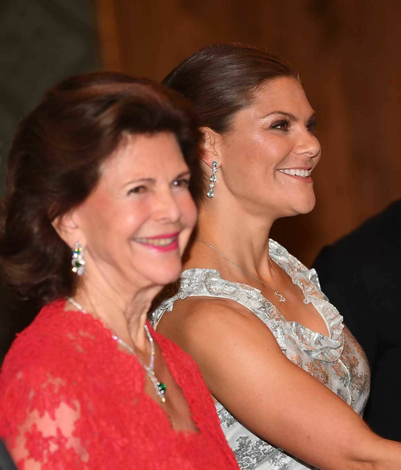Drottning Silvia matchade klänningen med smaragder.