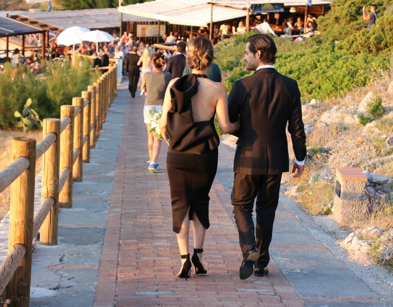 Prinsessan Sofia och prins Carl Philip på väg mot bröllopsfesten på Capri.
