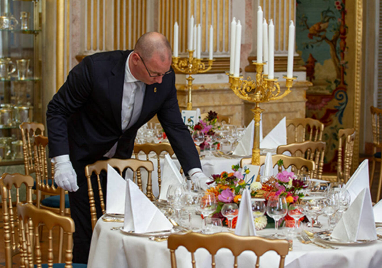 Hovfurir Jerry Carlde inspekterar borden vid Sverigemiddagen 2019.