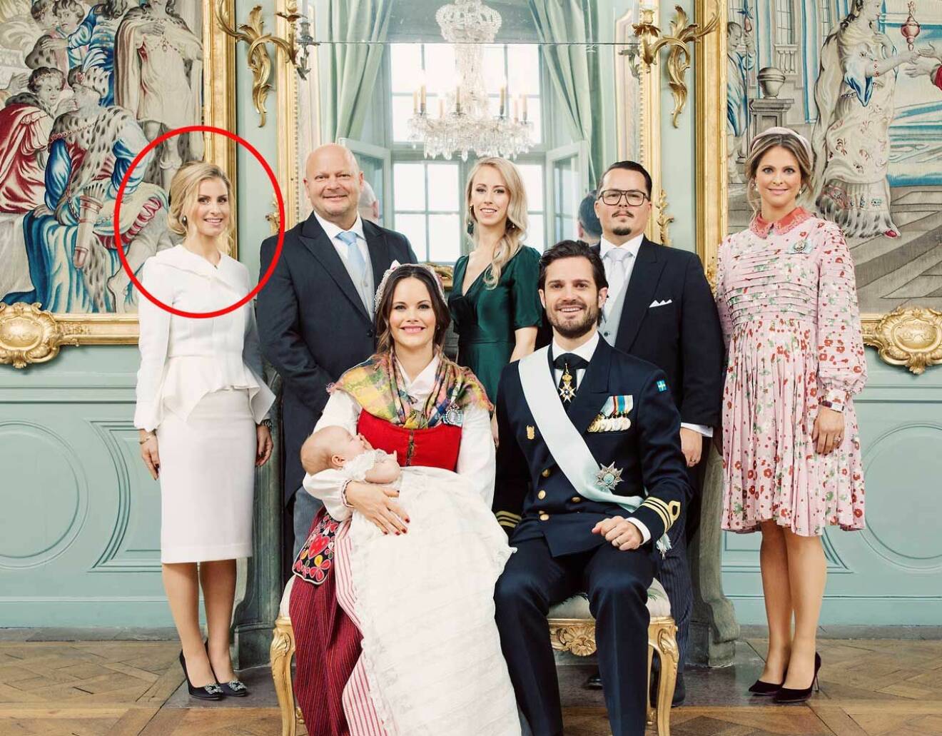 Carolina Pihl på sin gudson prins Gabriels dop, tillsammans med de andra faddrarna Thomas Sommerlath, Sara Hellqvist, Oscar Kylberg och prinsessan Madeleine.