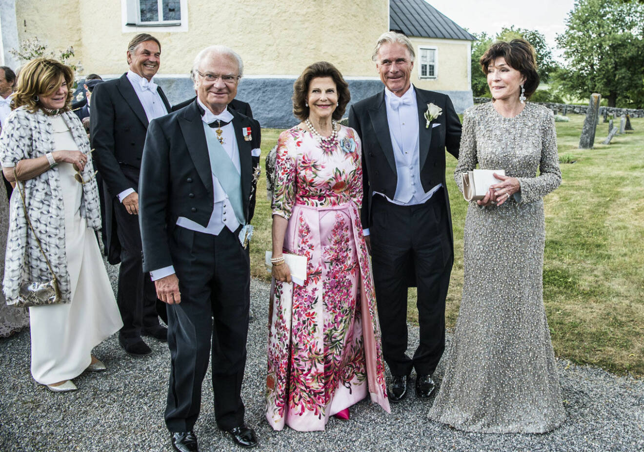 Kungaparet med Carola och Fredrik Gottlieb på ”Lussans” bröllop i Hölö kyrka.