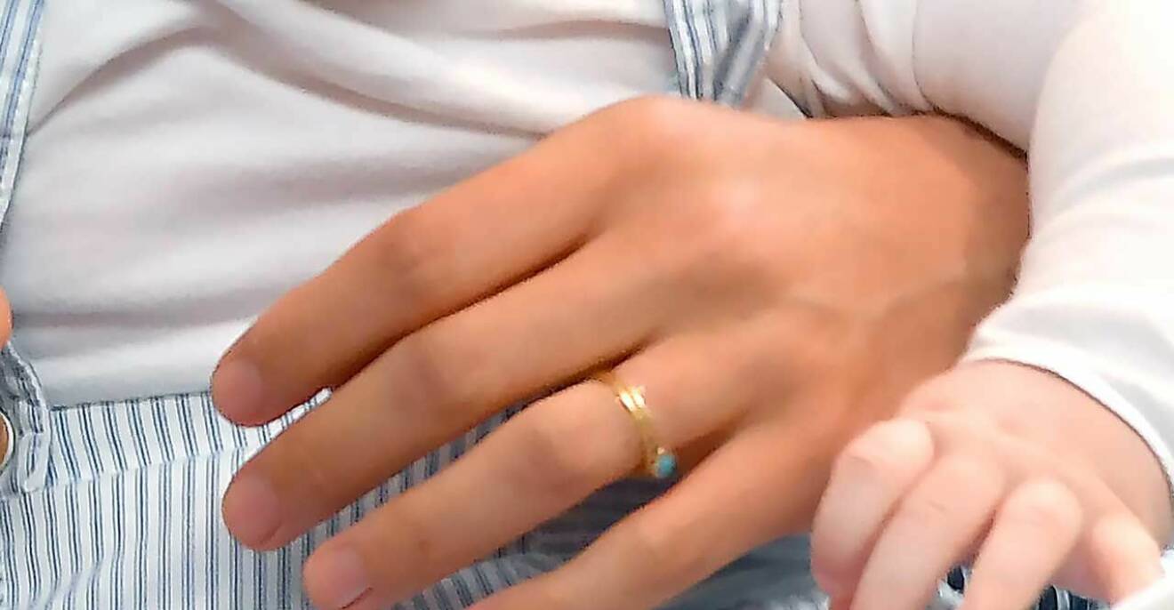 Meghan hand ring