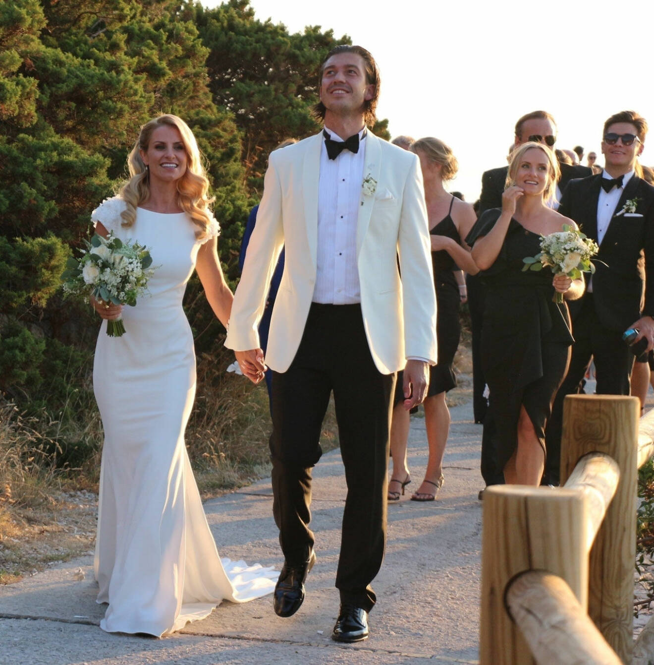 Brudparet Carolina Pihl och Gunnar Eliassen på väg mot bröllopsfesten på Capri.