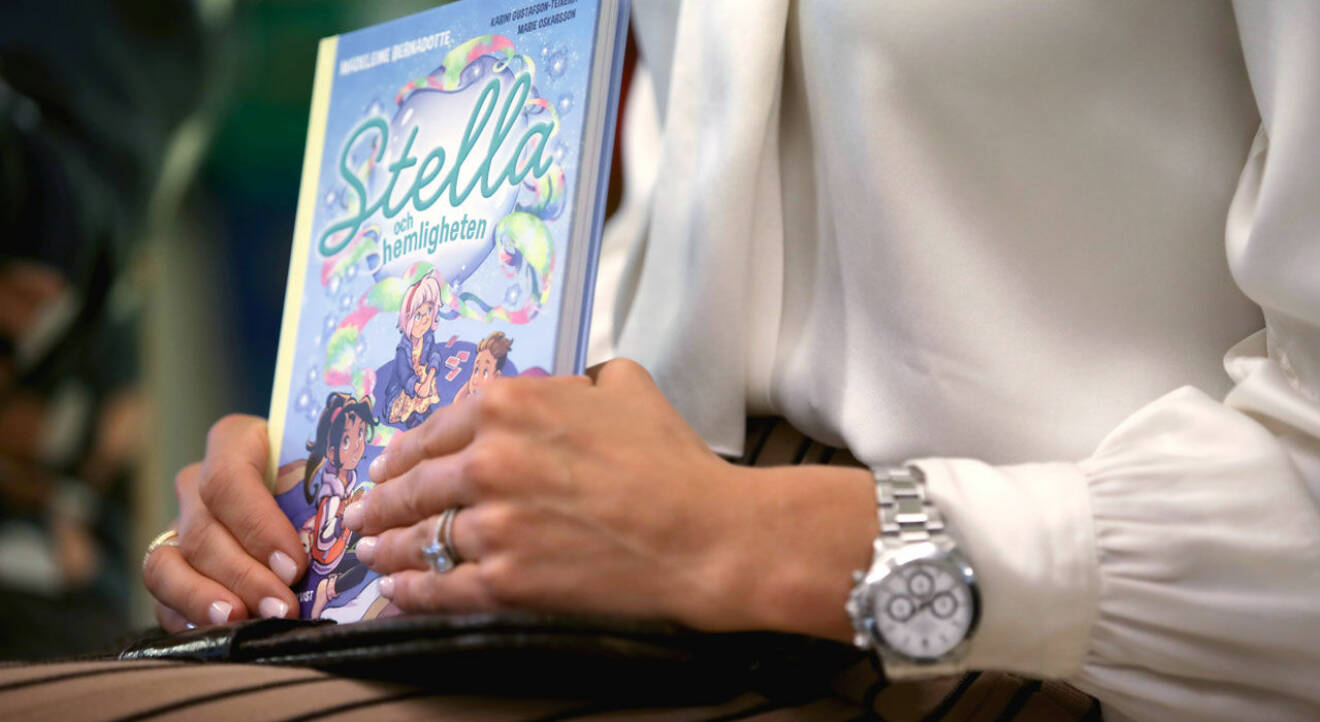 Prinsessan Madeleine med sin bok Stella och hemligheten.
