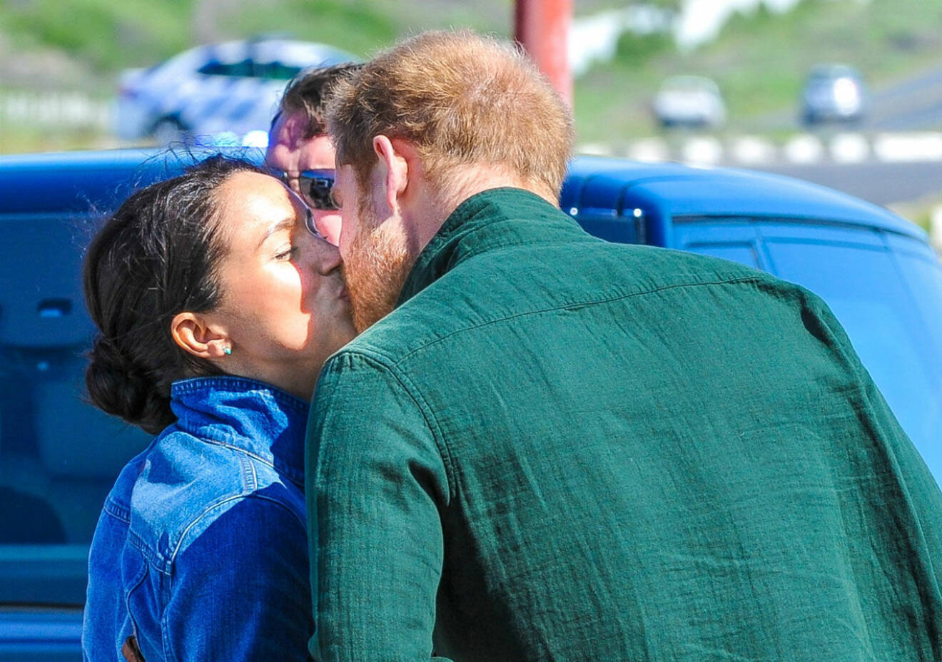 Meghan Markle och prins Harry bjöd på en kyss.