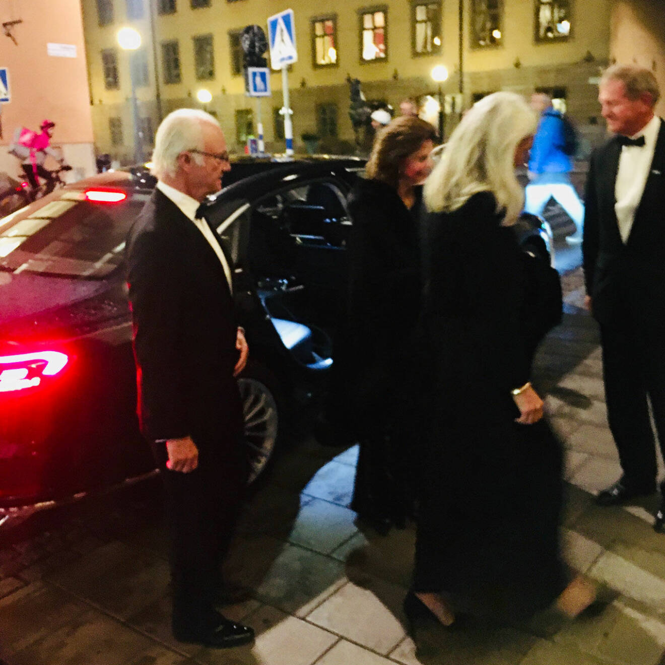 Kung Carl Gustaf och drottning Silvia anländer till Grand Hotel i Stockholm