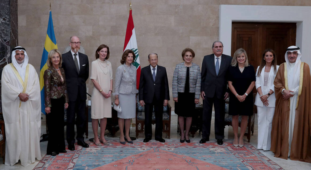 Libanons president Michel Aoun tog emot i presidentpalatset. Vid sin sida har drottningen statsfrun Anna Hamilton och ambassadör Jörgen Lindström.