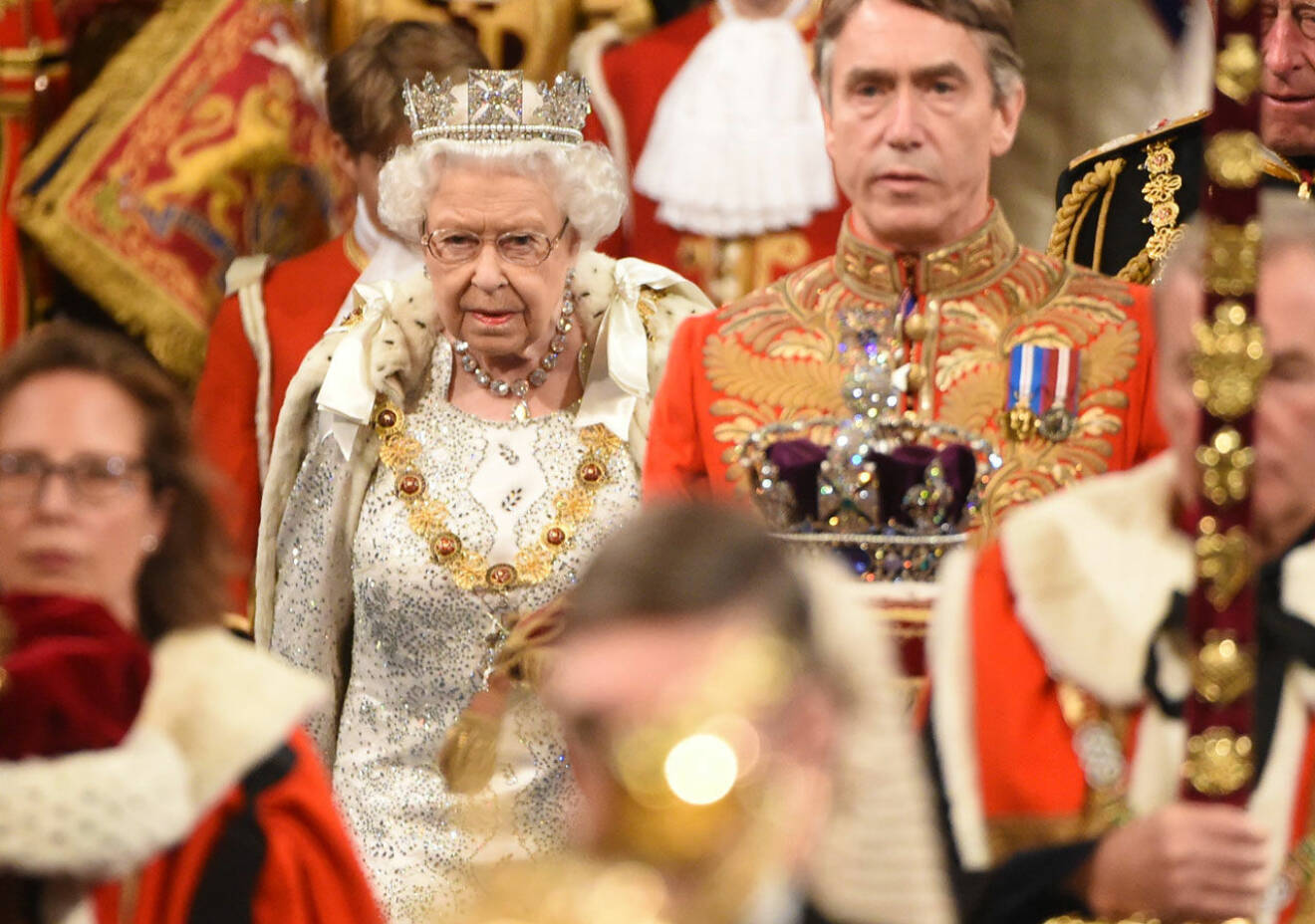 Drottning Elizabeth öppnar parlamentet.