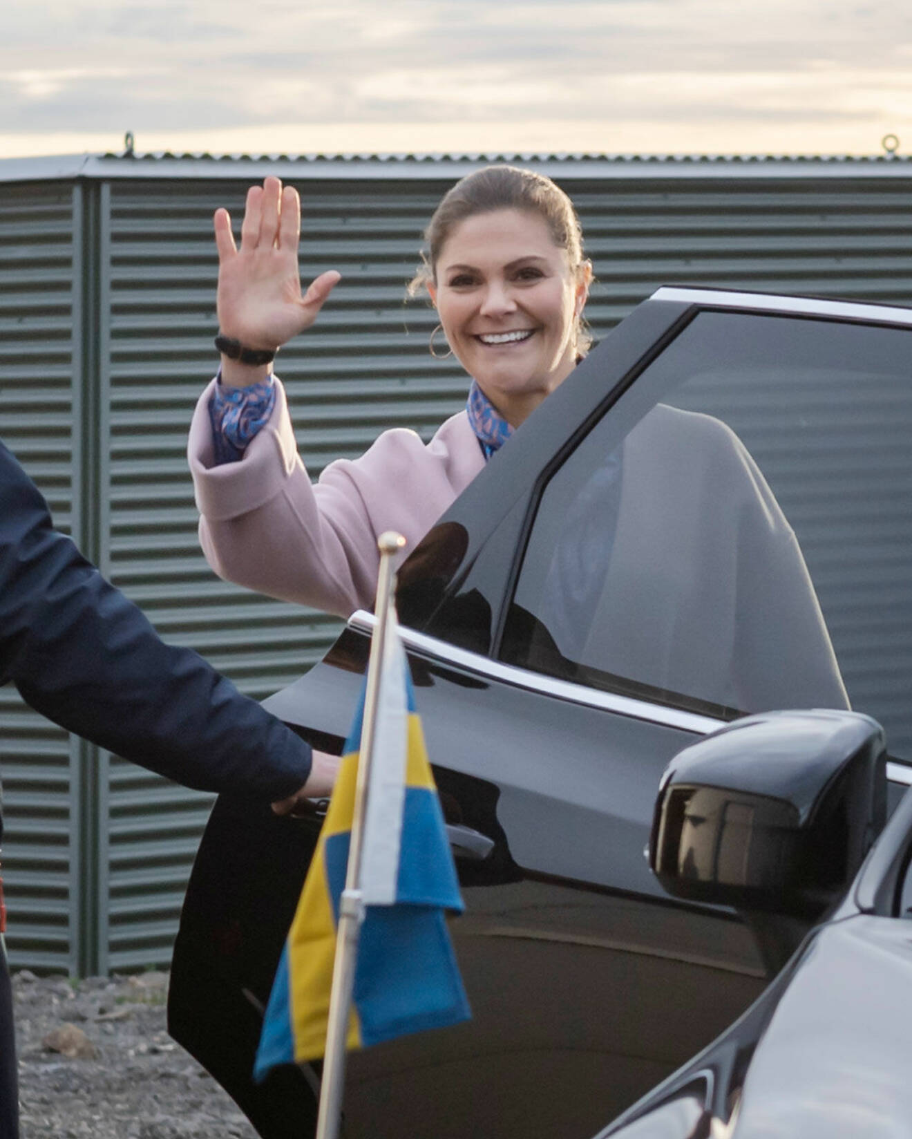 Kronprinsessan Victoria vinkar farväl efter besöket på Island.