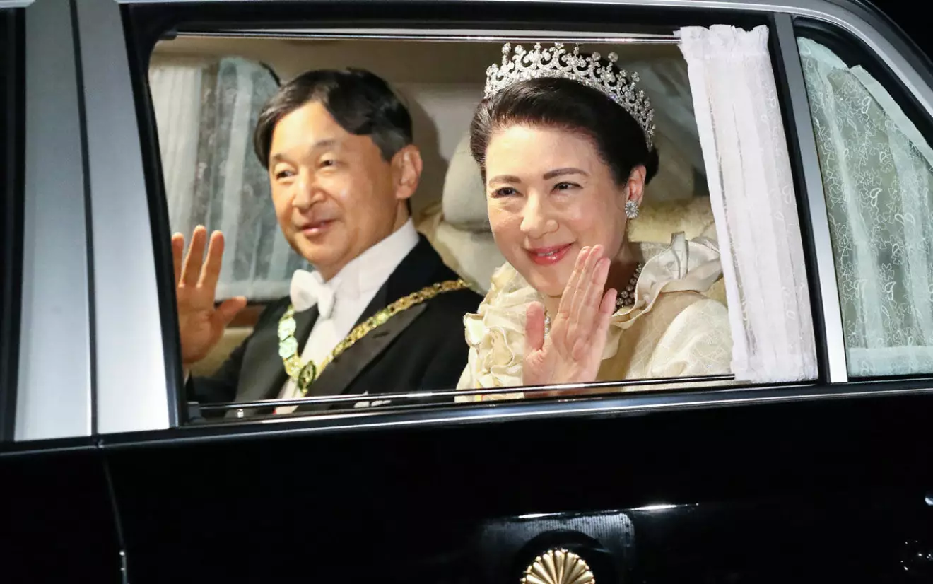 Japans nya kejsare Naruhito med sin fru Masako på väg till galamiddagen.
