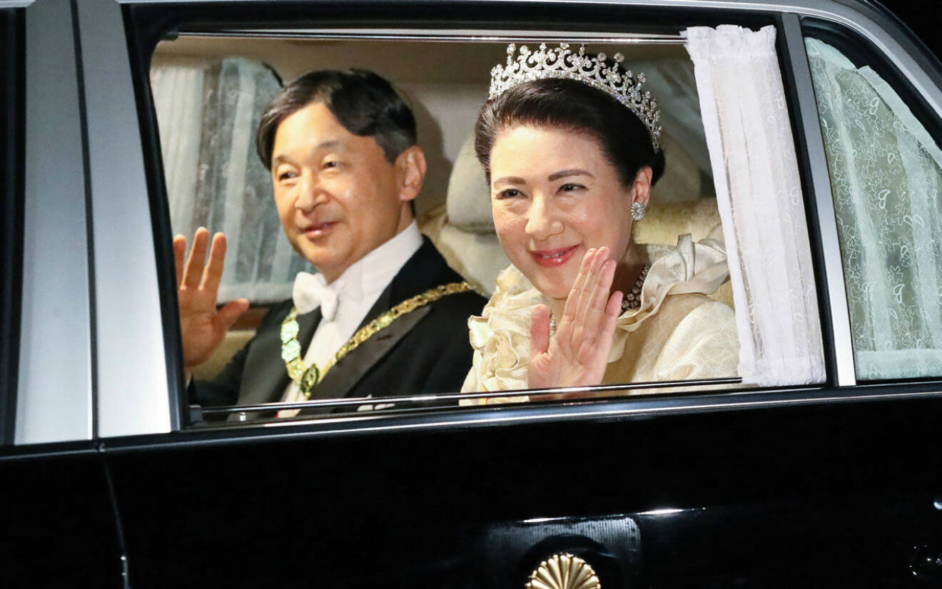 Japans nya kejsare Naruhito med sin fru Masako på väg till galamiddagen.