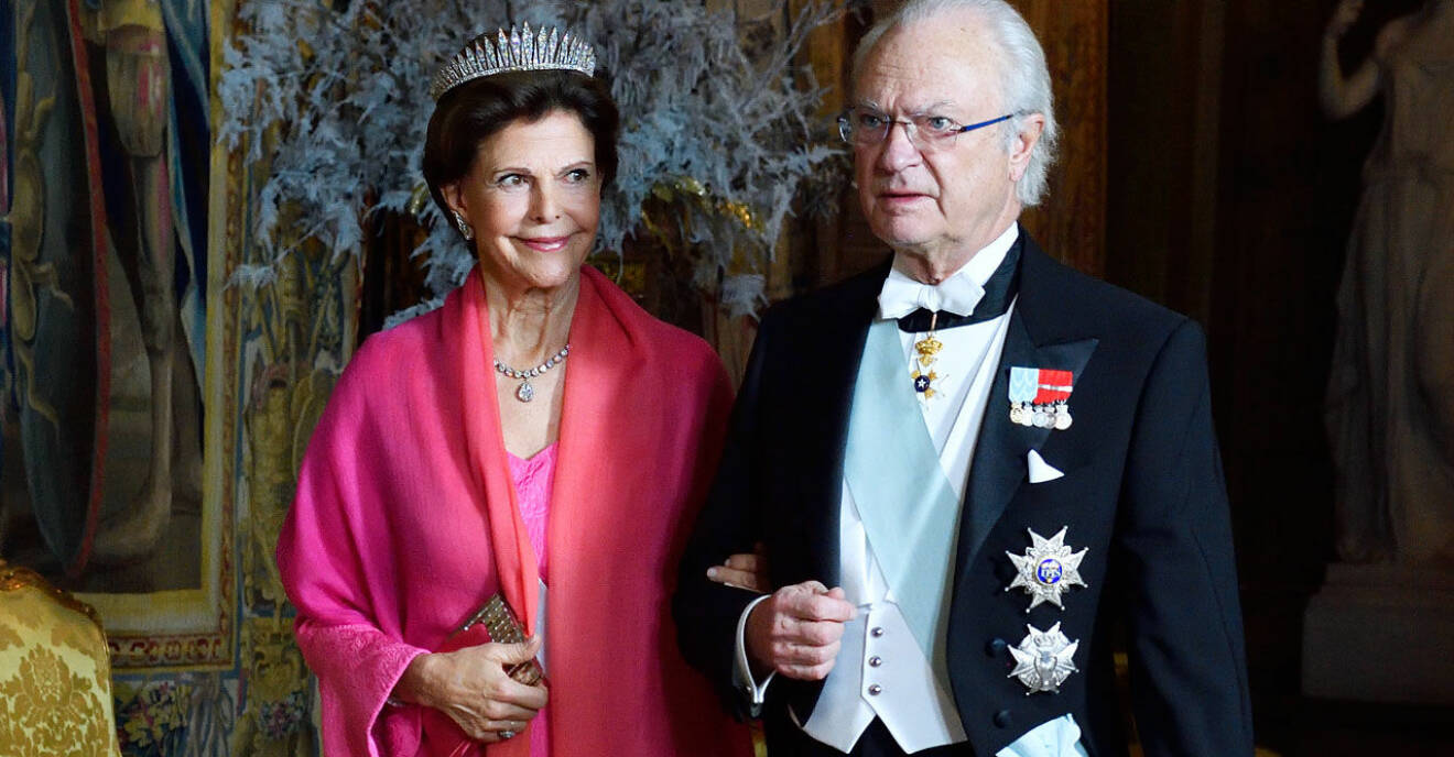 Kungen i frack och drottning Silvia i rosa aftonklänning vid galamiddagen på slottet.