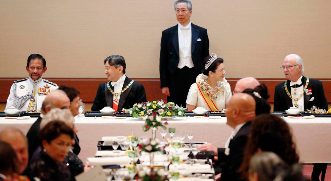 Kungen har fått den finaste placeringen - han har kejsarinnan Masako till bordet vid kröningsmiddagen i Tokyo.