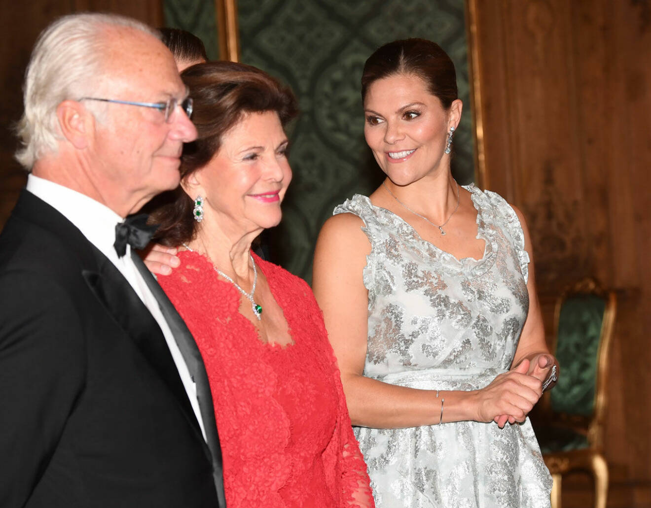 Victoria med kungen och drottningen vid Sverigemiddagen 2019.