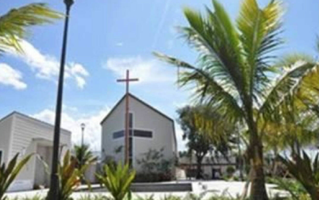 Palmerna vajar runt Svenska kyrkan i Davie, Florida.