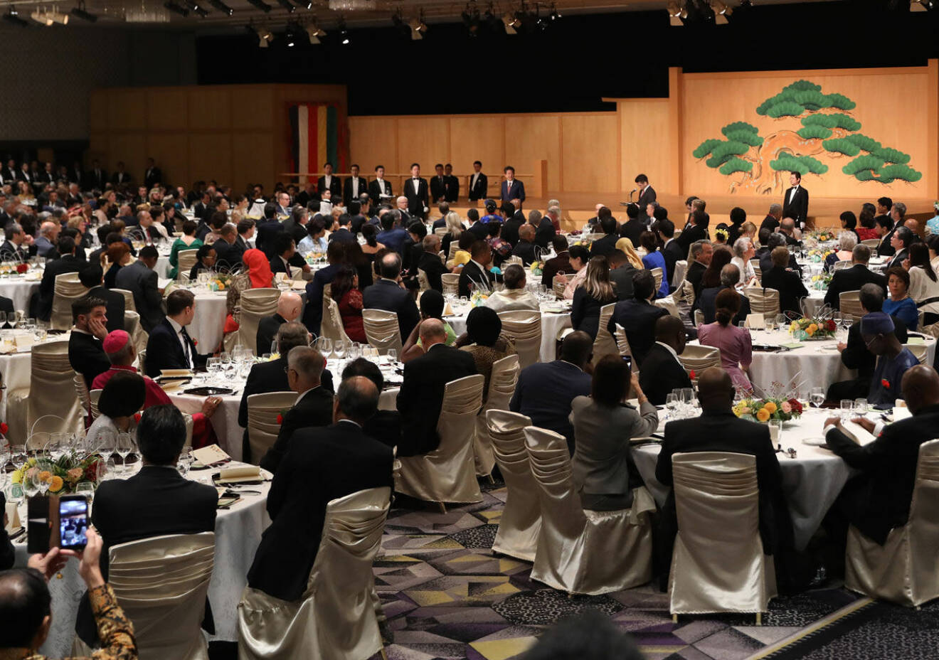 700 gäster vid premiärminister Shinzo Abes middag på ett hotell i Tokyo.