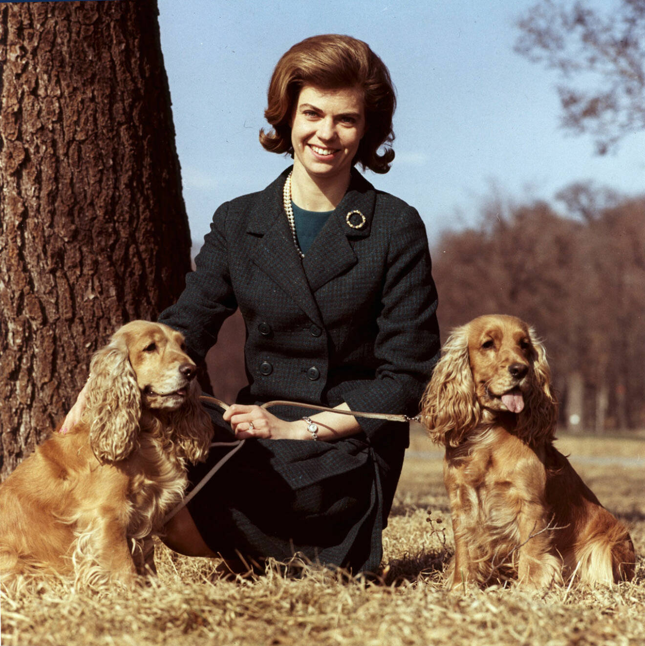 Prinsessan älskar hundar, precis som sin bror kungen. Här med sin cockerspaniel Wonder och mamma Sibyllas som hette Jasmine, år 1962.
