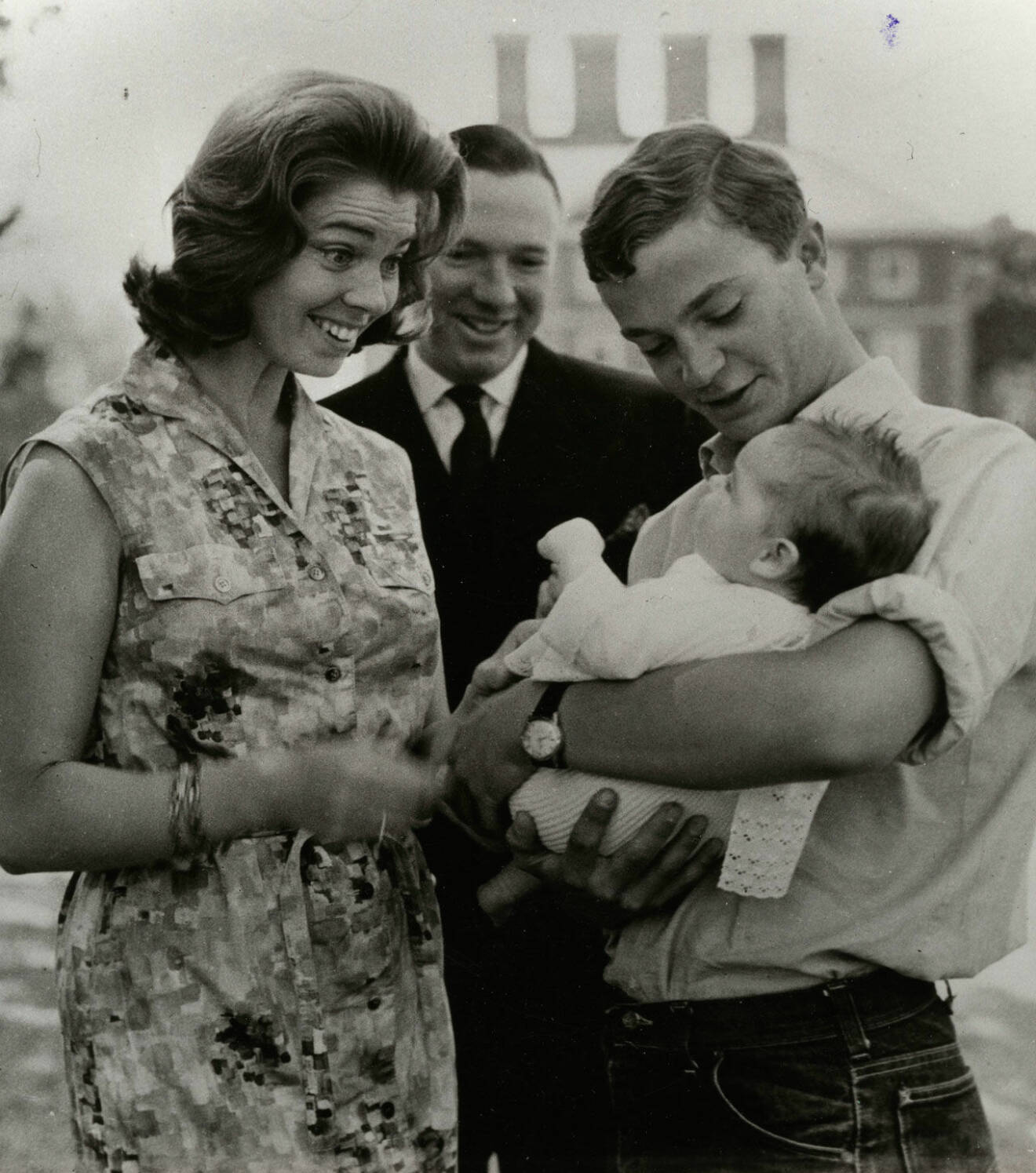 Kungen, 19, med prinsessan Margarethas förstfödda, dottern Sybilla Ambler, i famnen. Och året var 1965.