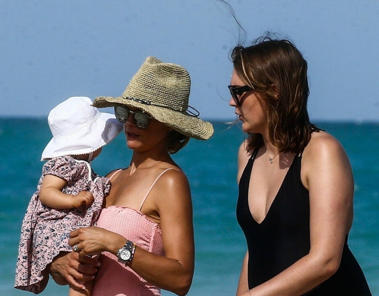 Prinsessan Madeleine med Adrienne och en väninna på stranden i Miami.