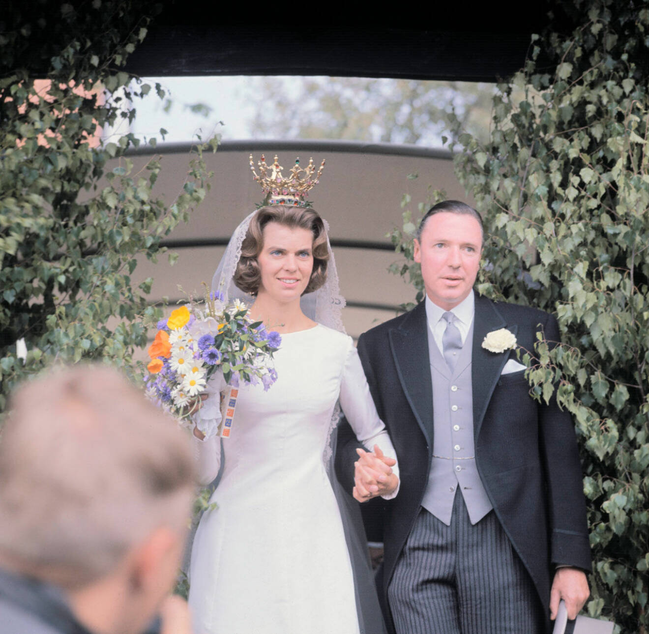 Bröllopet mellan Margaretha och John Ambler i Gärdslösa kyrka på Öland, 1964, Hon hade sytt klänningen själv och valde bort de kungliga diademen och bar Gärdslösa kyrkas sirliga brudkrona.
