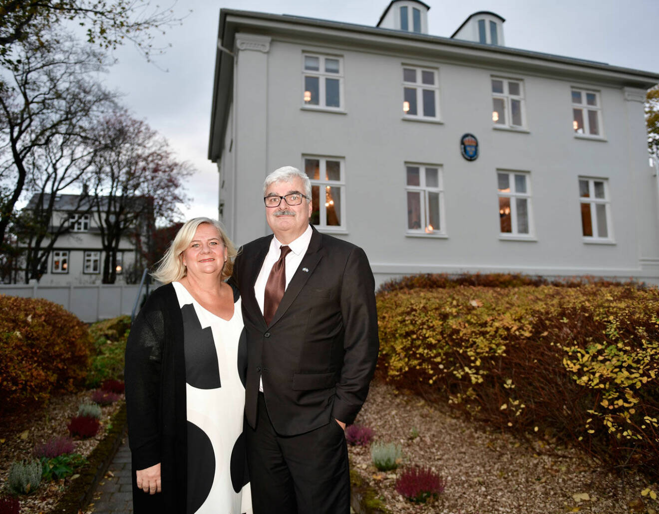 Håkan Juholt framför residenset på Reykjavik med sin hustru Åsa, tidigare känd som Sveriges första kulbo.