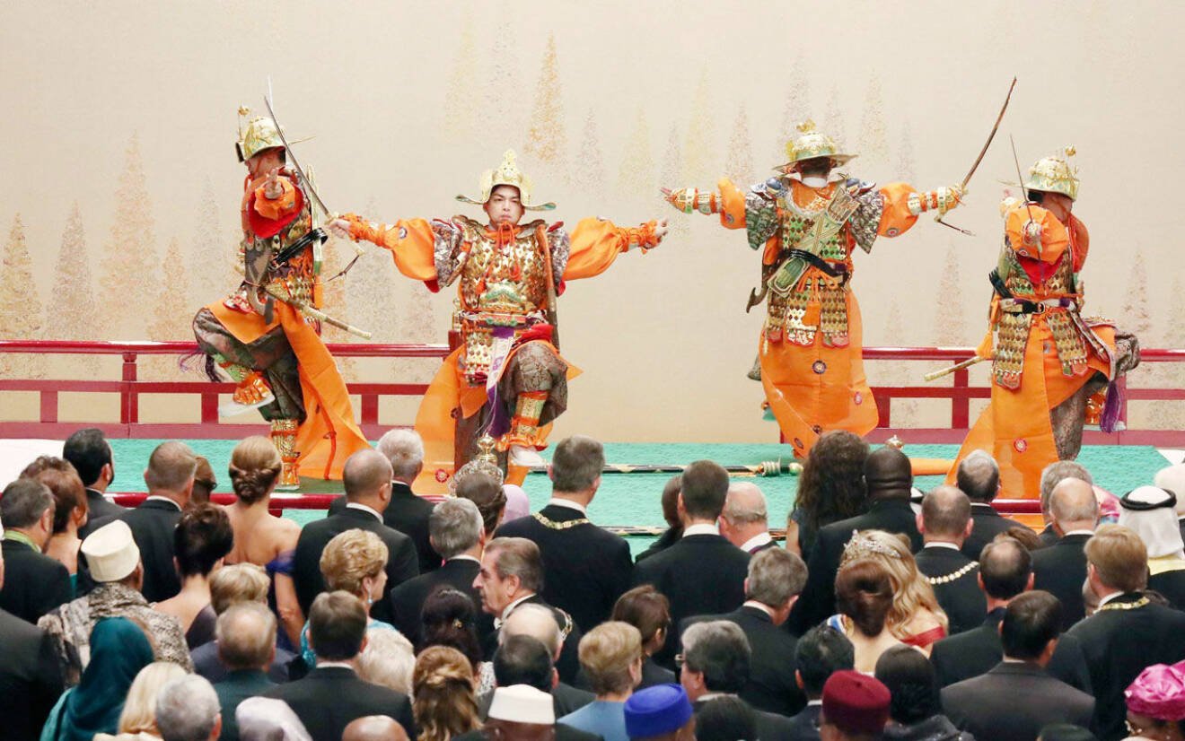 Kejsaren bjöd på underhållning under kröningsfesten.