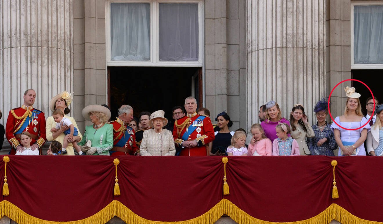 Flora Ogilvy på Buckingham Palaces balkong med hela den brittiska kungafamiljen.