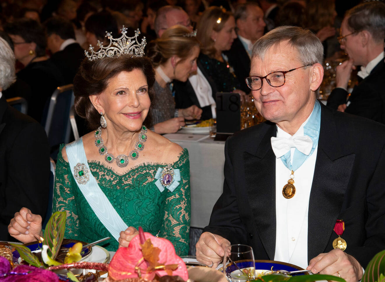 Drottning Silvia placeras alltid intill Carl-Henrik Heldin.