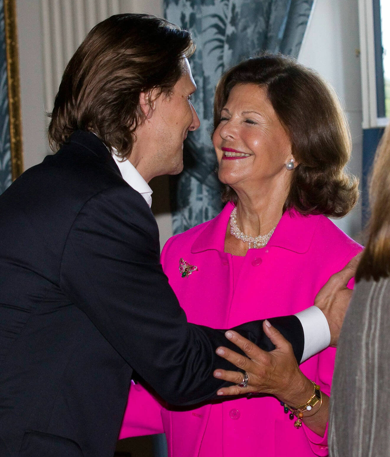 Patrick Sommerlath kramar sin faster drottning Silvia.