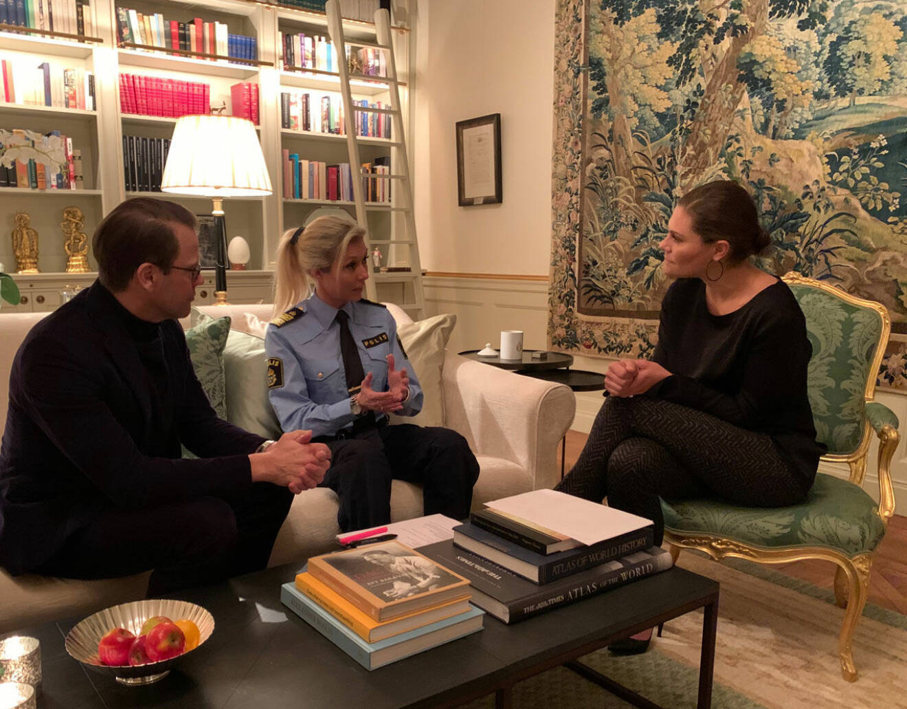 Polismästare Linda Staaf besöker kronprinsessan Victoria och prins Daniel på Haga för att informera om Rimfrost.