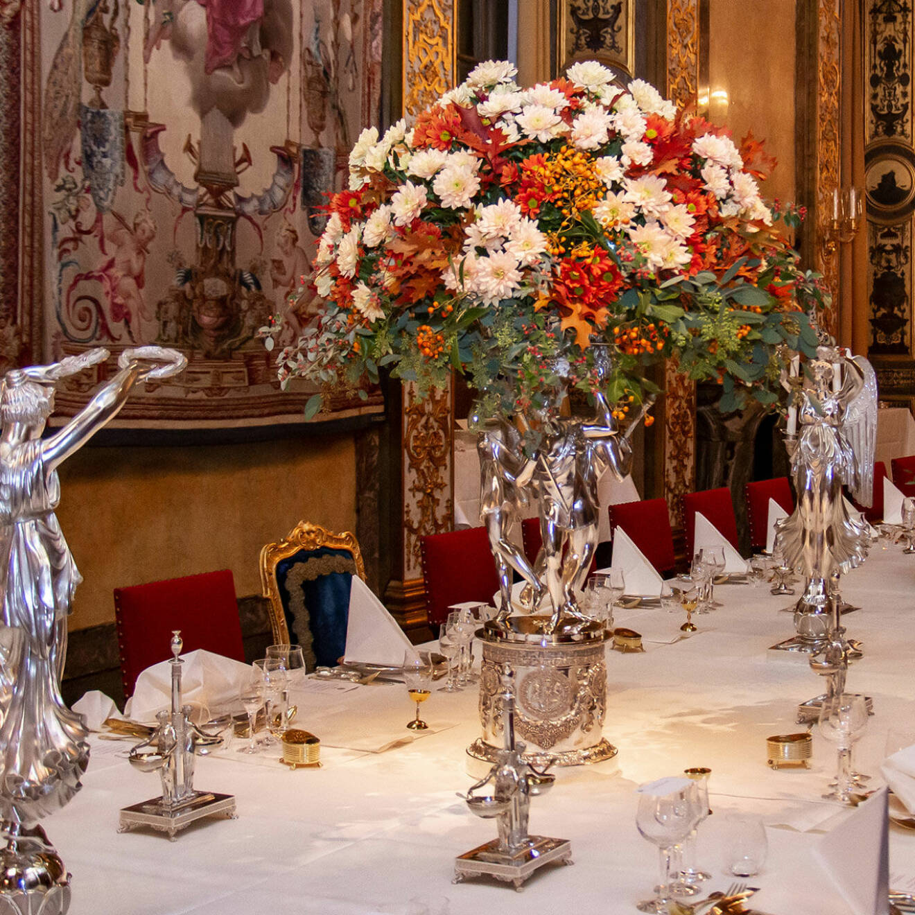 Det dukade bordet i Karl XI:s galleri under kungamiddagen på slottet.