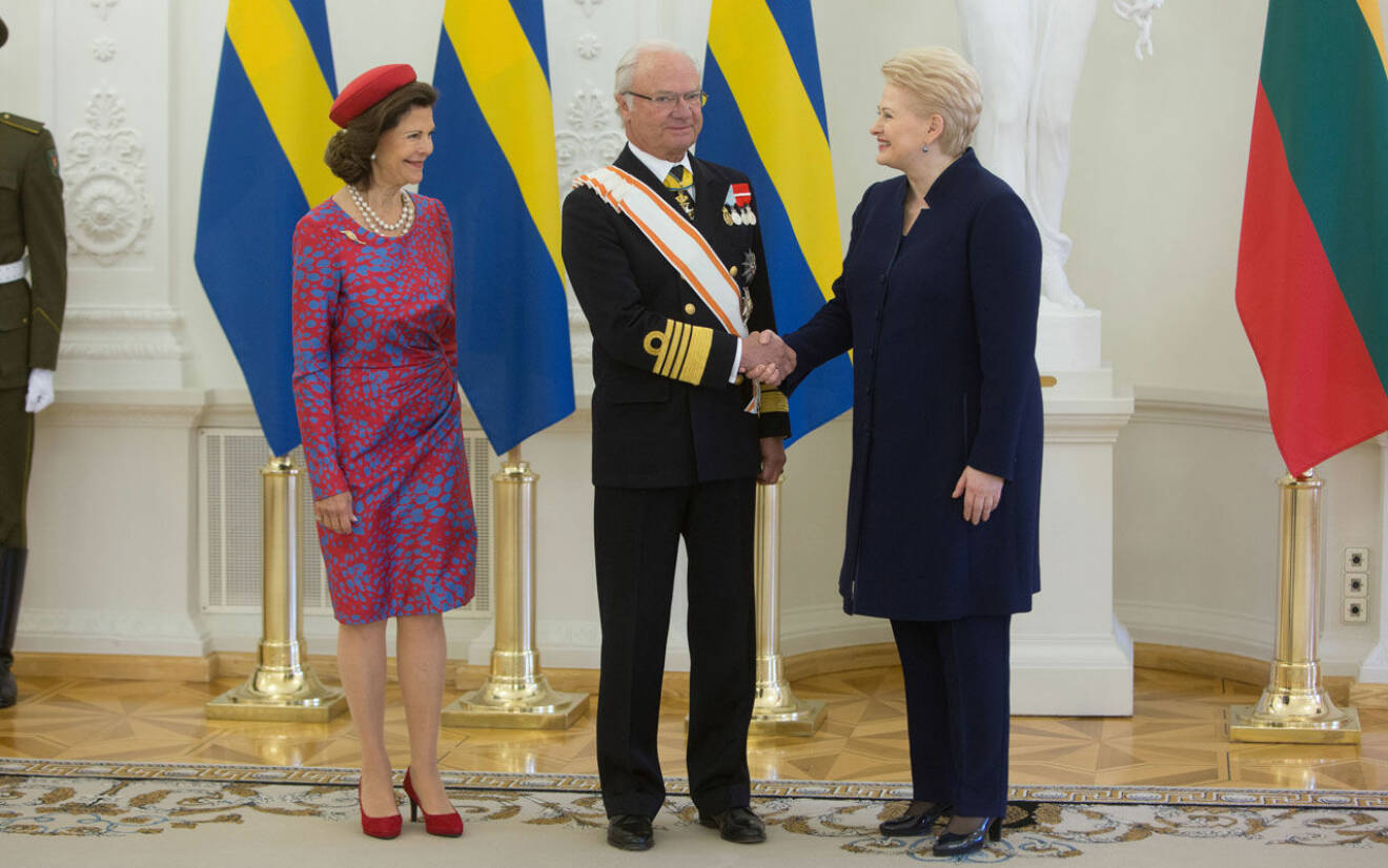 Kungaparet hälsar på president Dalia Grybauskaite vid statsbesöket i Litauen.