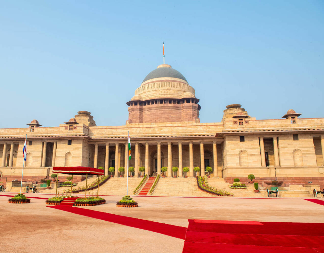 Kungaparet på statsbesök till Indien som inleds i New Delhi.