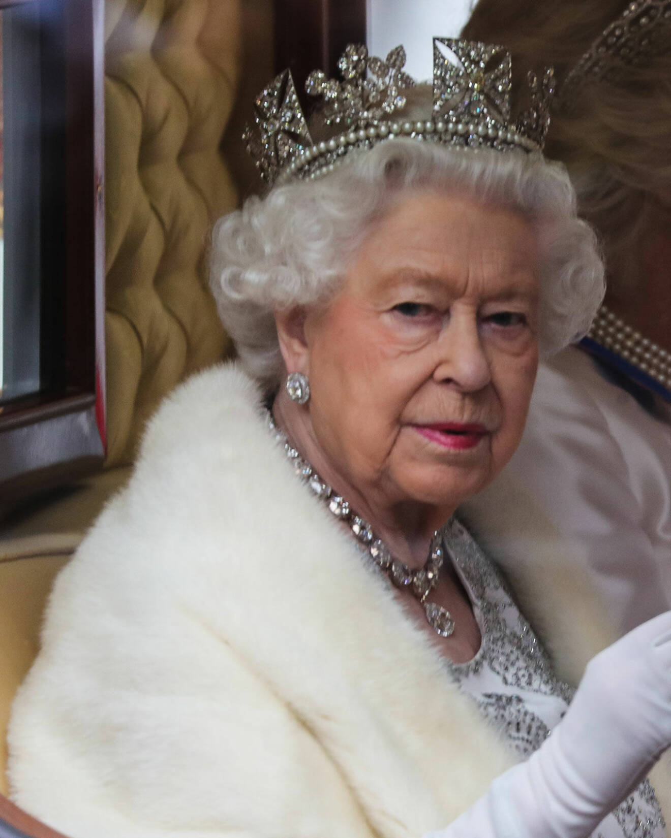 Drottning Elizabeth i tiara.