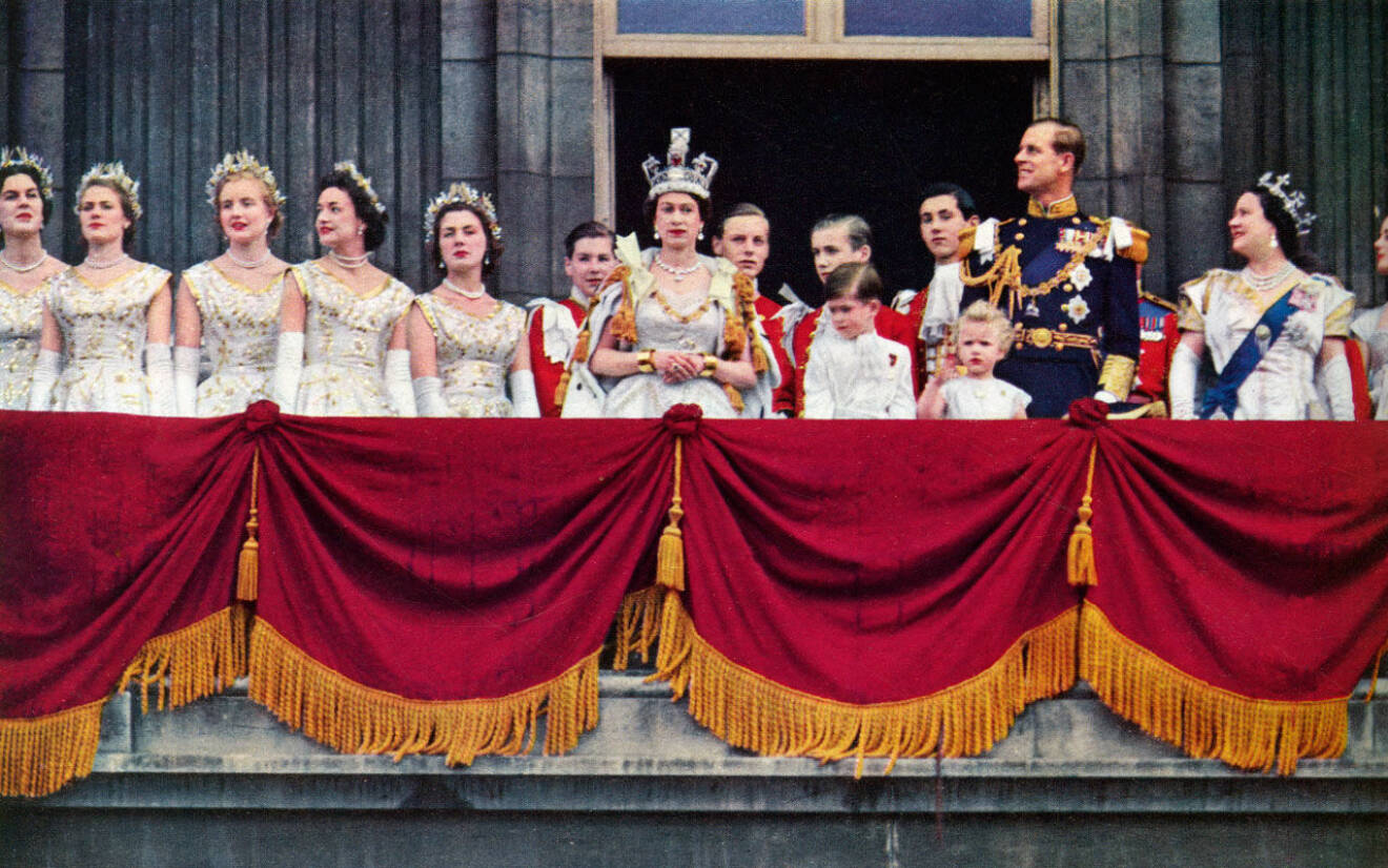Drottning Elizabeth på Buckingham Palace balkong, direkt efter kröningen.