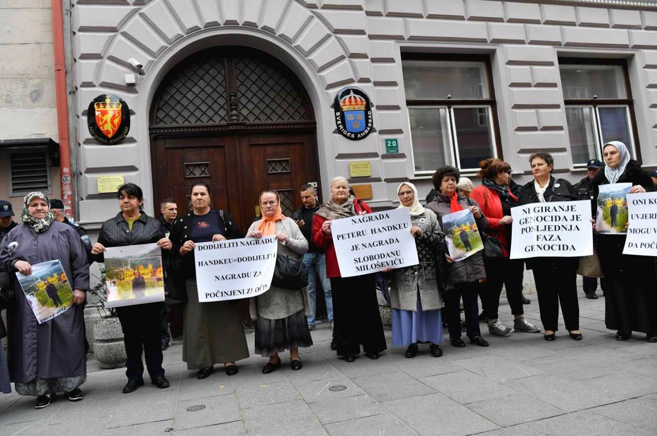 Demonstration mot Peter Handke utanför Sveriges ambassad i Sarajevo.