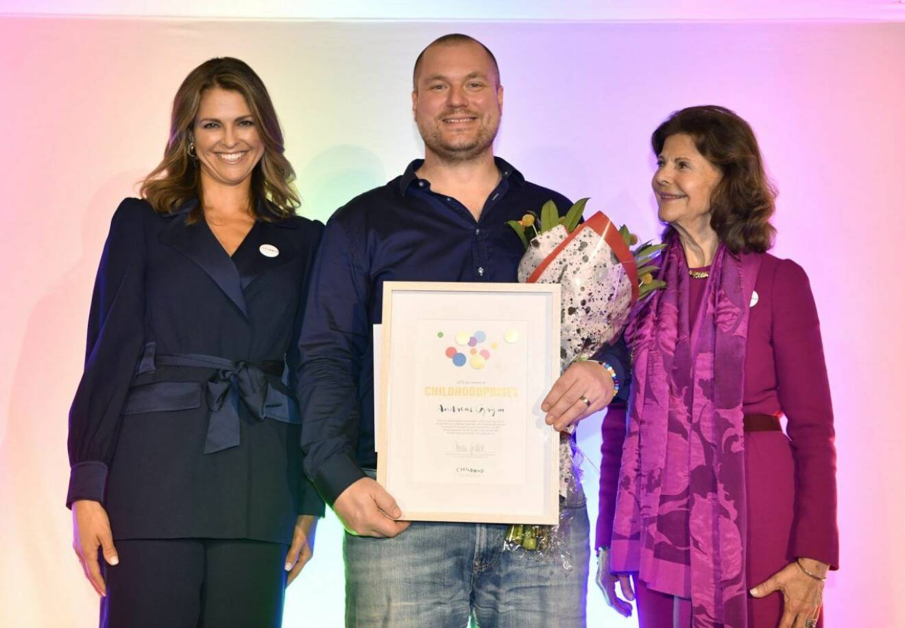 Prinsessan Madeleine och drottning Silvia med årets vinnare av Childhood-priset, Andreas Grym. 