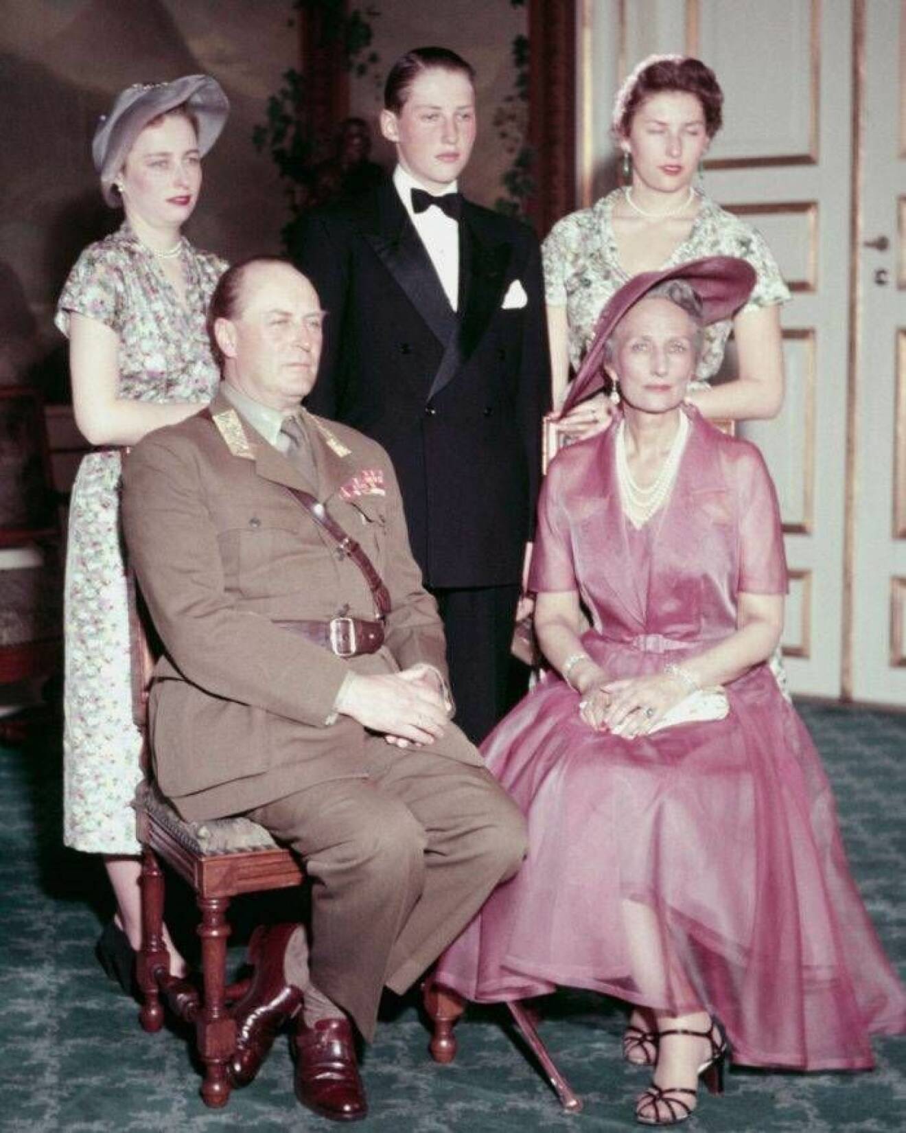 Olav med sin familj: svenskfödda Märtha och barnen Harald, Ragnhild och Astrid.