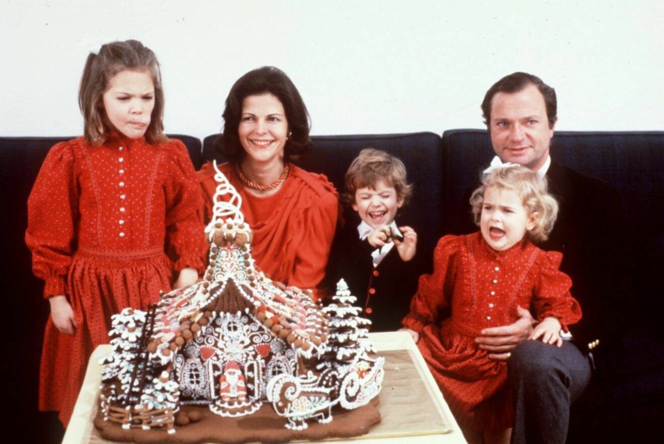Kungafamiljen under en av deras julbilder.