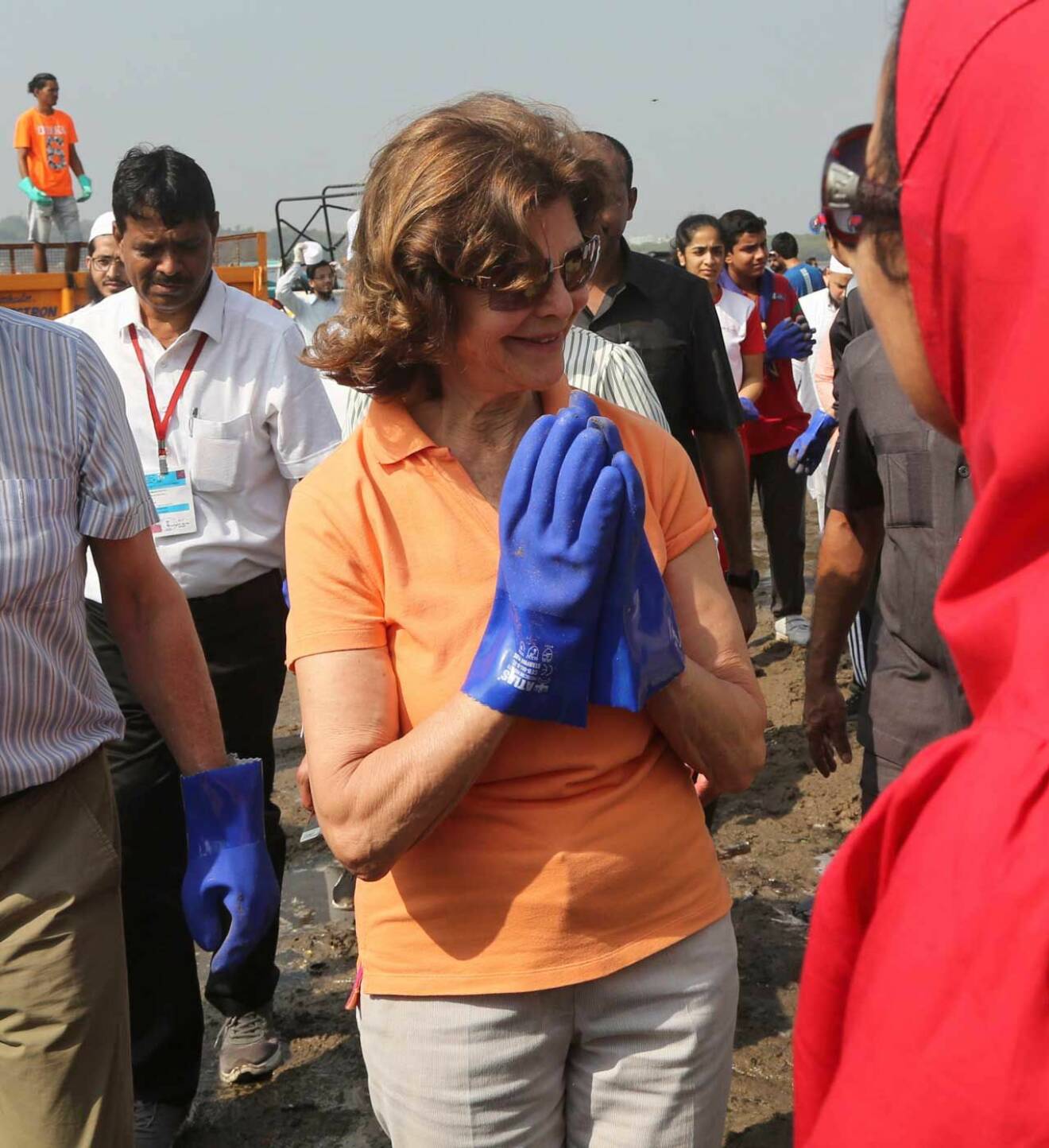 Drottningen med städhandskar, plockar skräp på en strand i Mumbai.