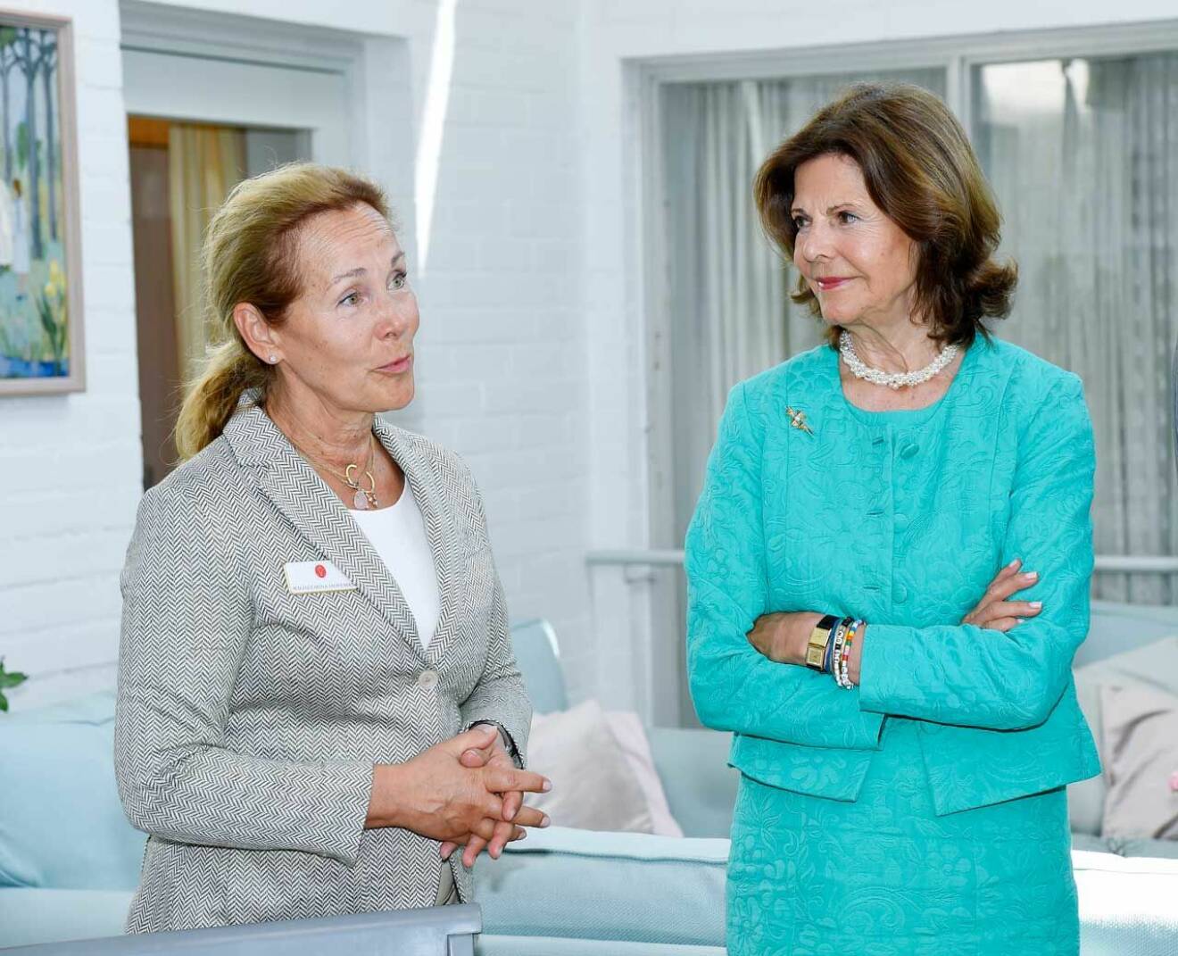 Silviahemmets rektor Wilhelmina Hoffman med drottning Silvia.