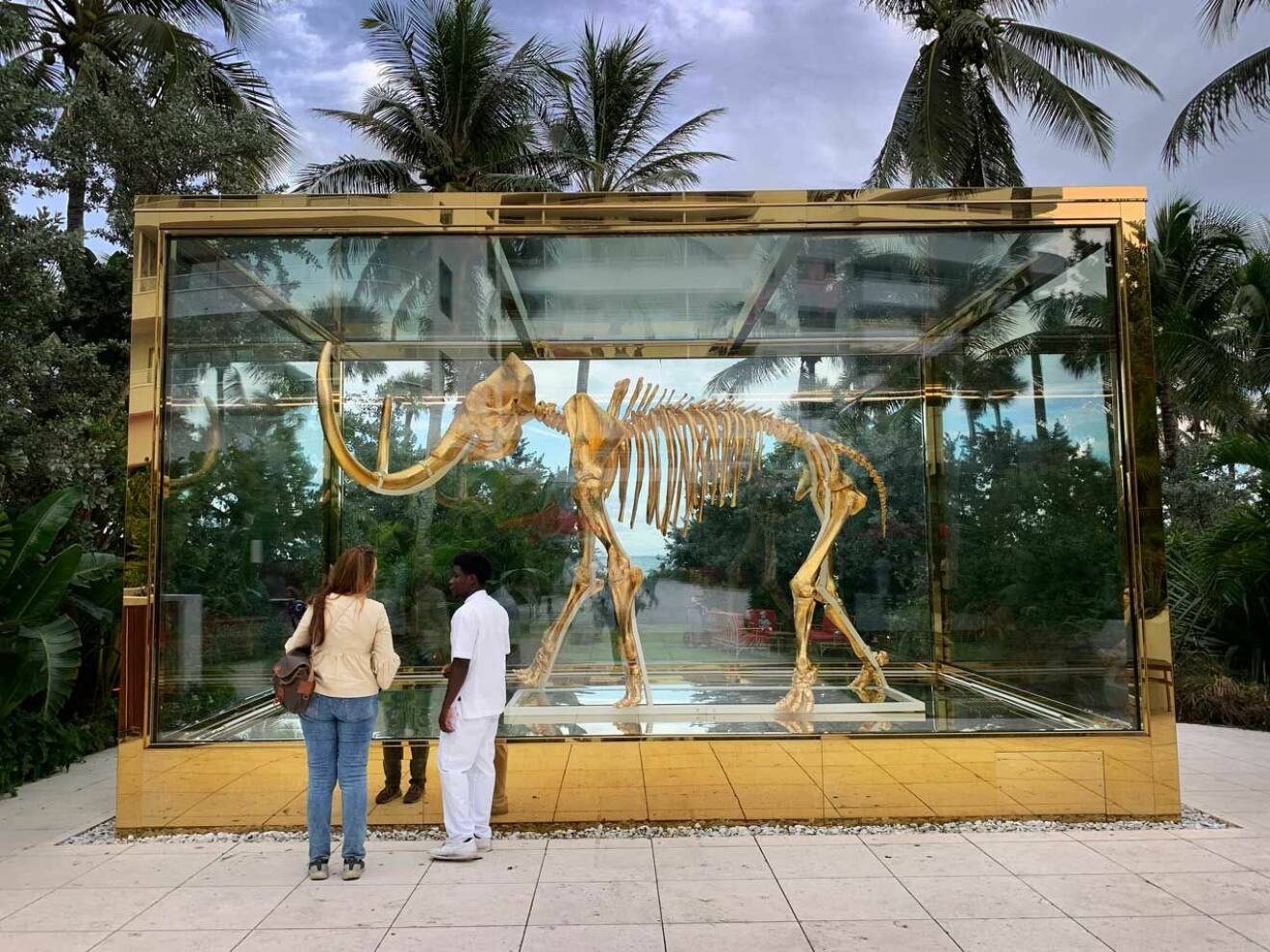 Damien Hirsts förgyllda mammut på Faena Hotel i Miami.