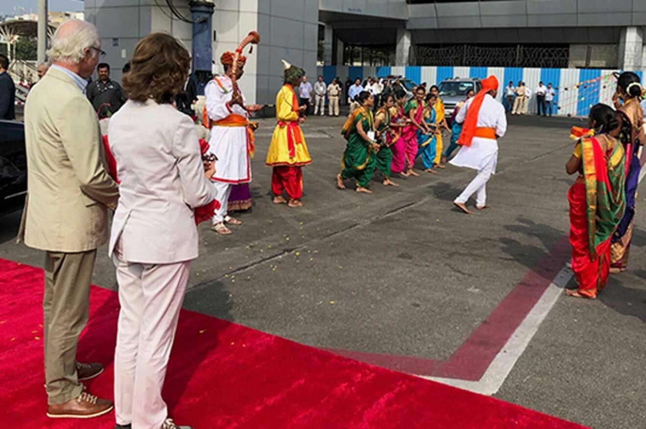 Kungaparet hälsas välkomna till Mumbai under statsbesöket i Indien.
