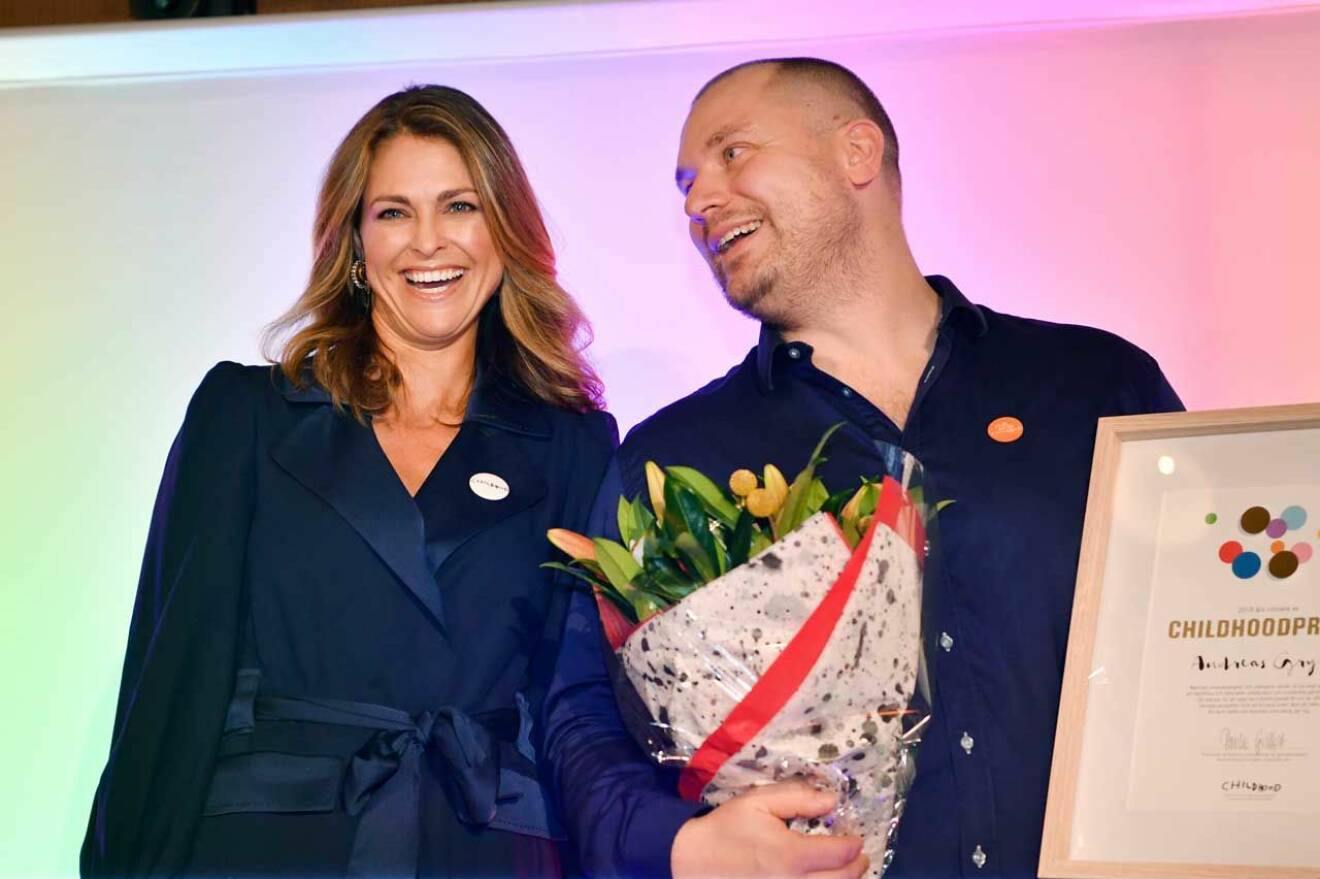 Prinsessan Madeleine med Andreas Grym, IT-brottsutredare på Polisen i Göteborg, som fick ta emot det första Childhood-priset.