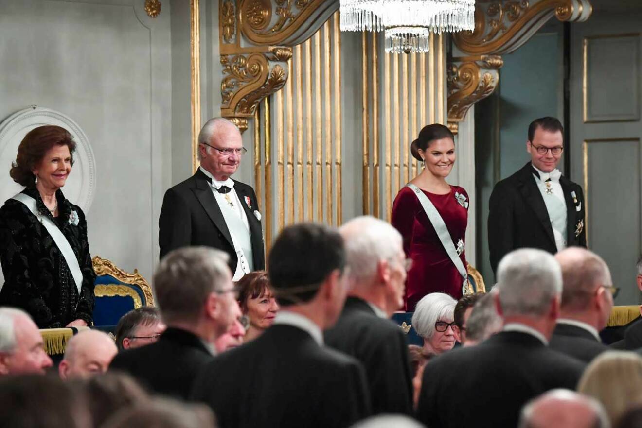 Kungen, drottningen, kronprinsessan Victoria och prins Daniel hos Svenska Akademien 2019.