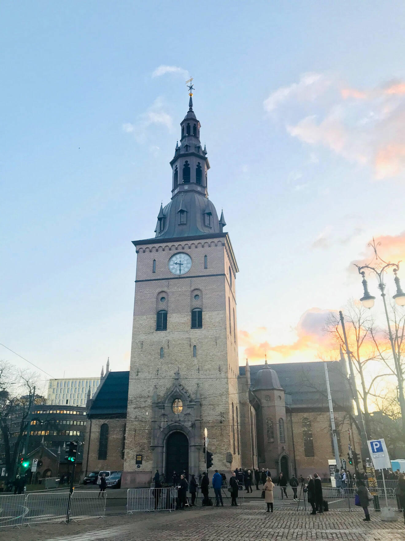Oslo Domkirke inför Ari Behns begravning.