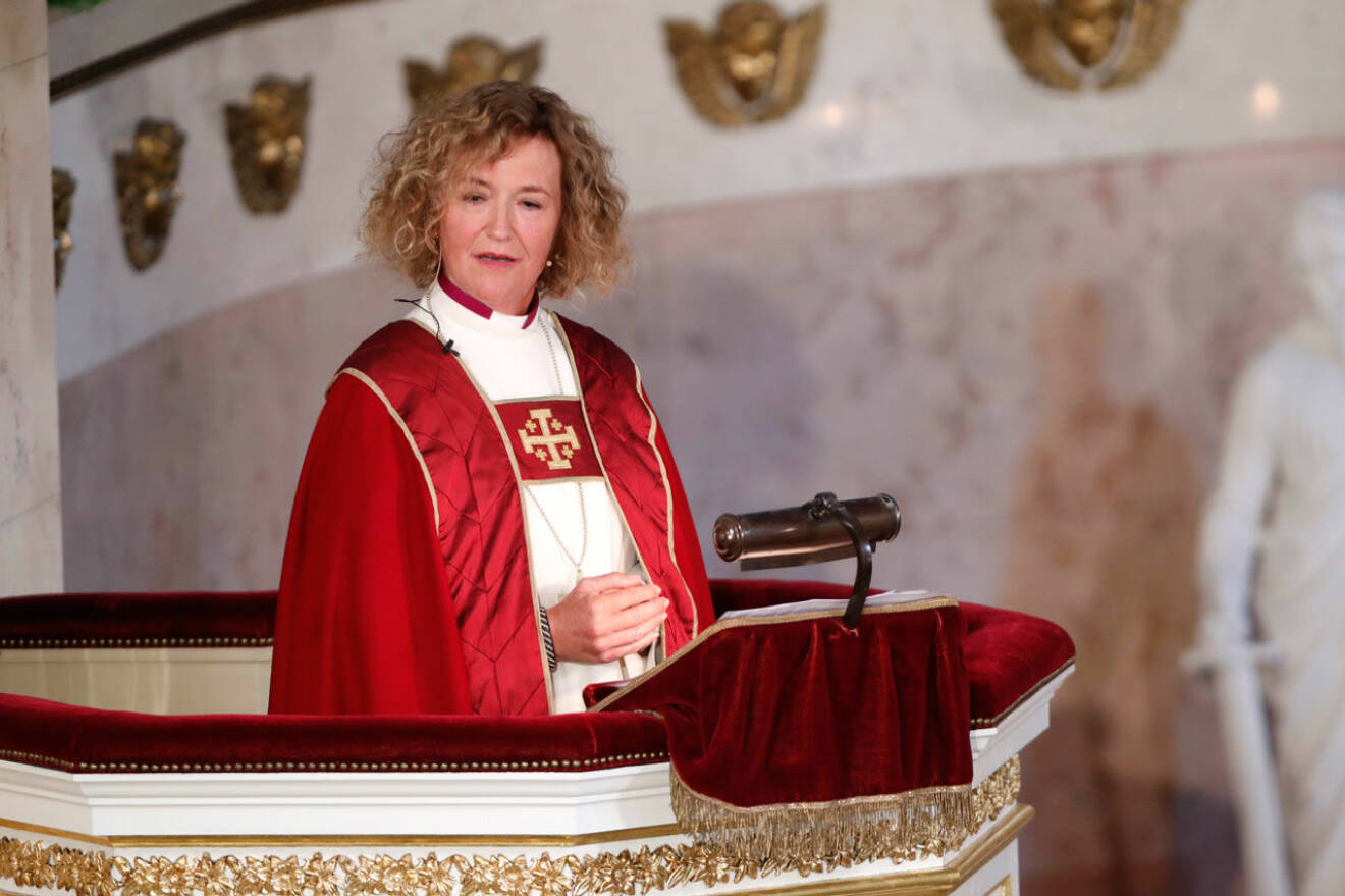 Familjen har bett Oslos biskop Kari Veiteberg att förrätta Ari Behns begravning.
