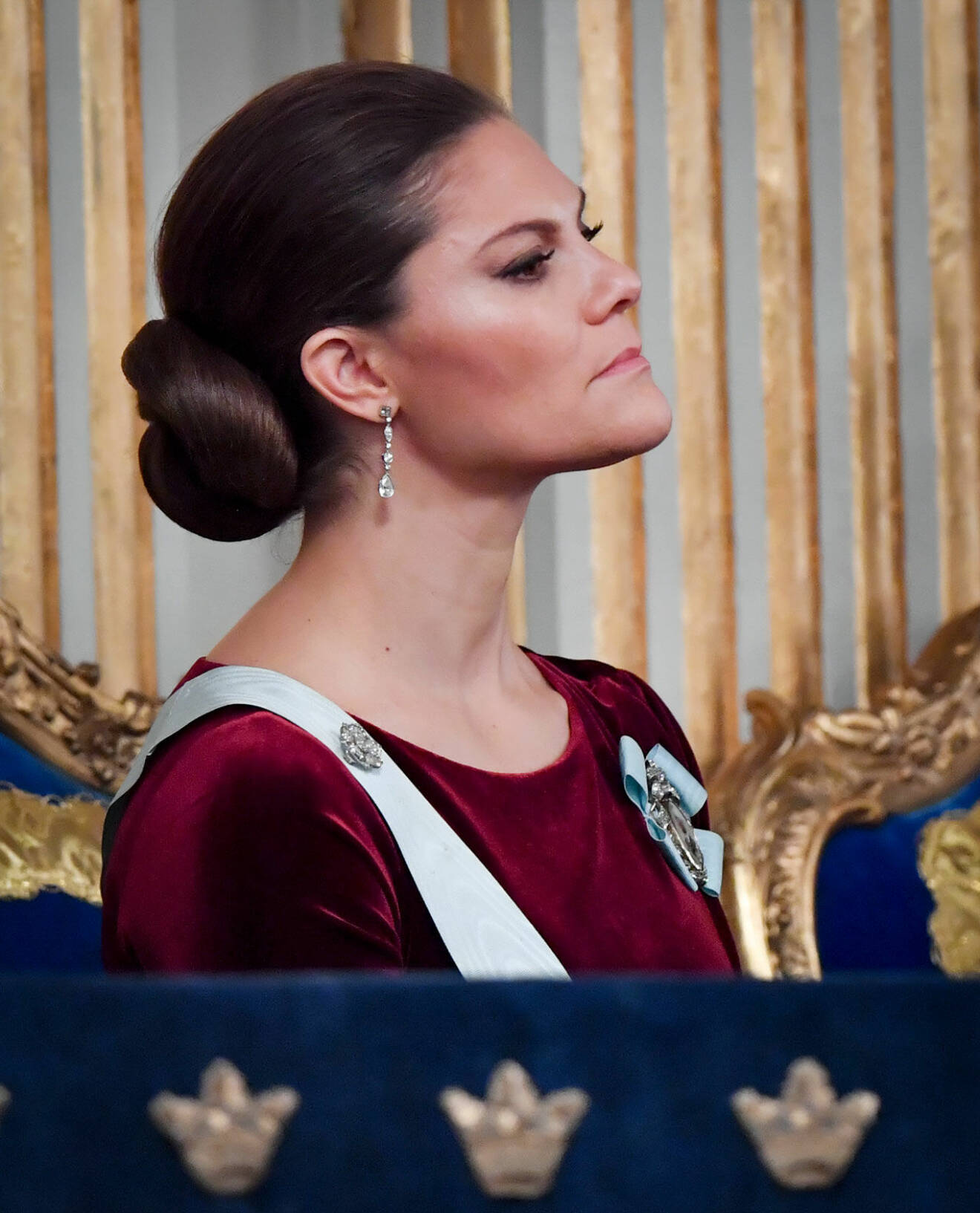 Kronprinsessan Victorias hårknut när Svenska Akademien hade sin Högtidssammankomst 2019.